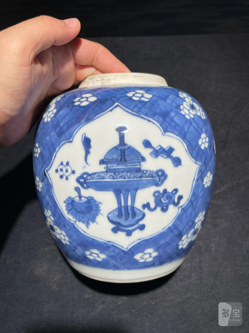 清康熙 青花冰梅开窗博古纹罐 - 图4